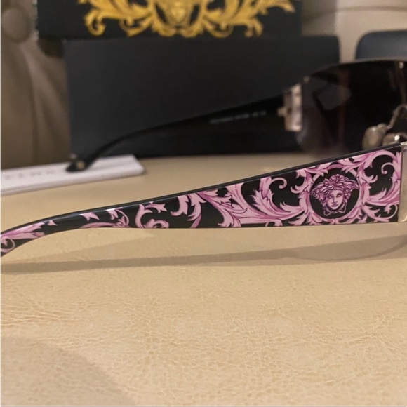 ✨Versace sunglasses 😎 - Picture 7 of 7